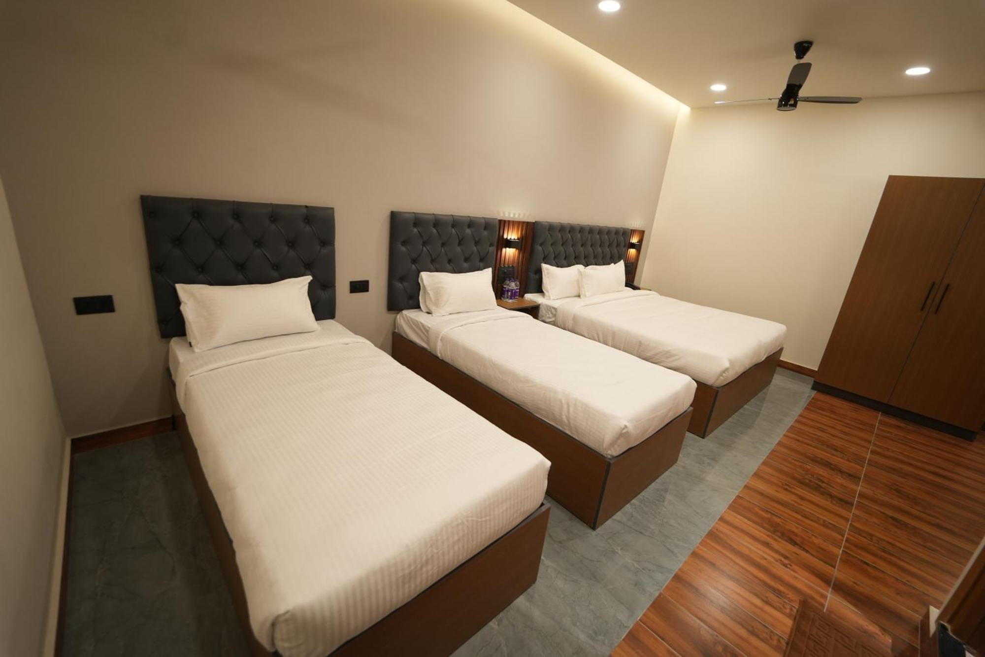 The Continental Inn & Suites Mysore Exteriör bild
