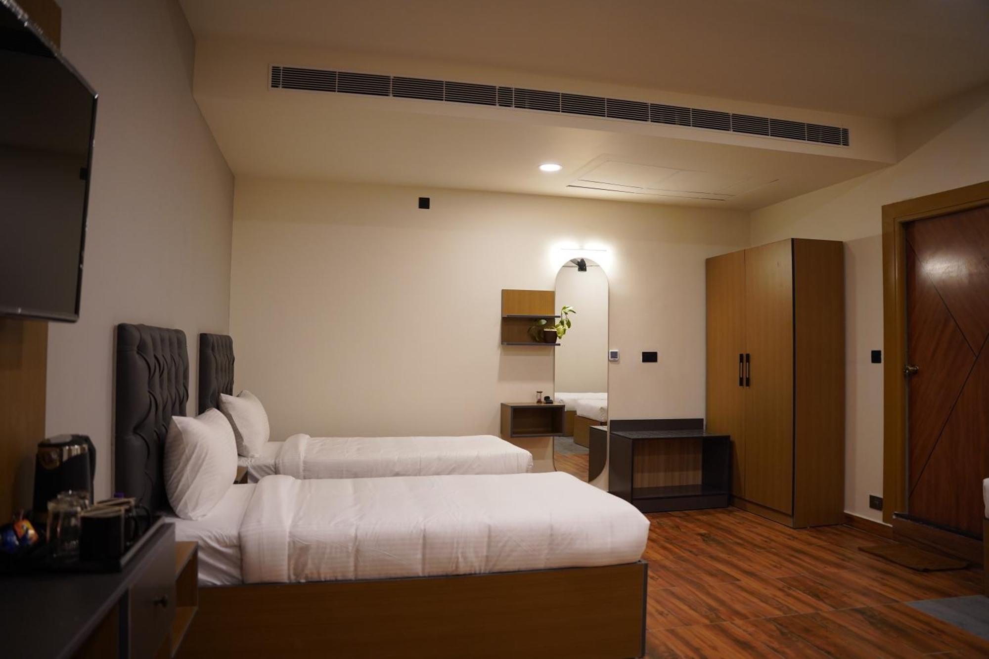 The Continental Inn & Suites Mysore Exteriör bild