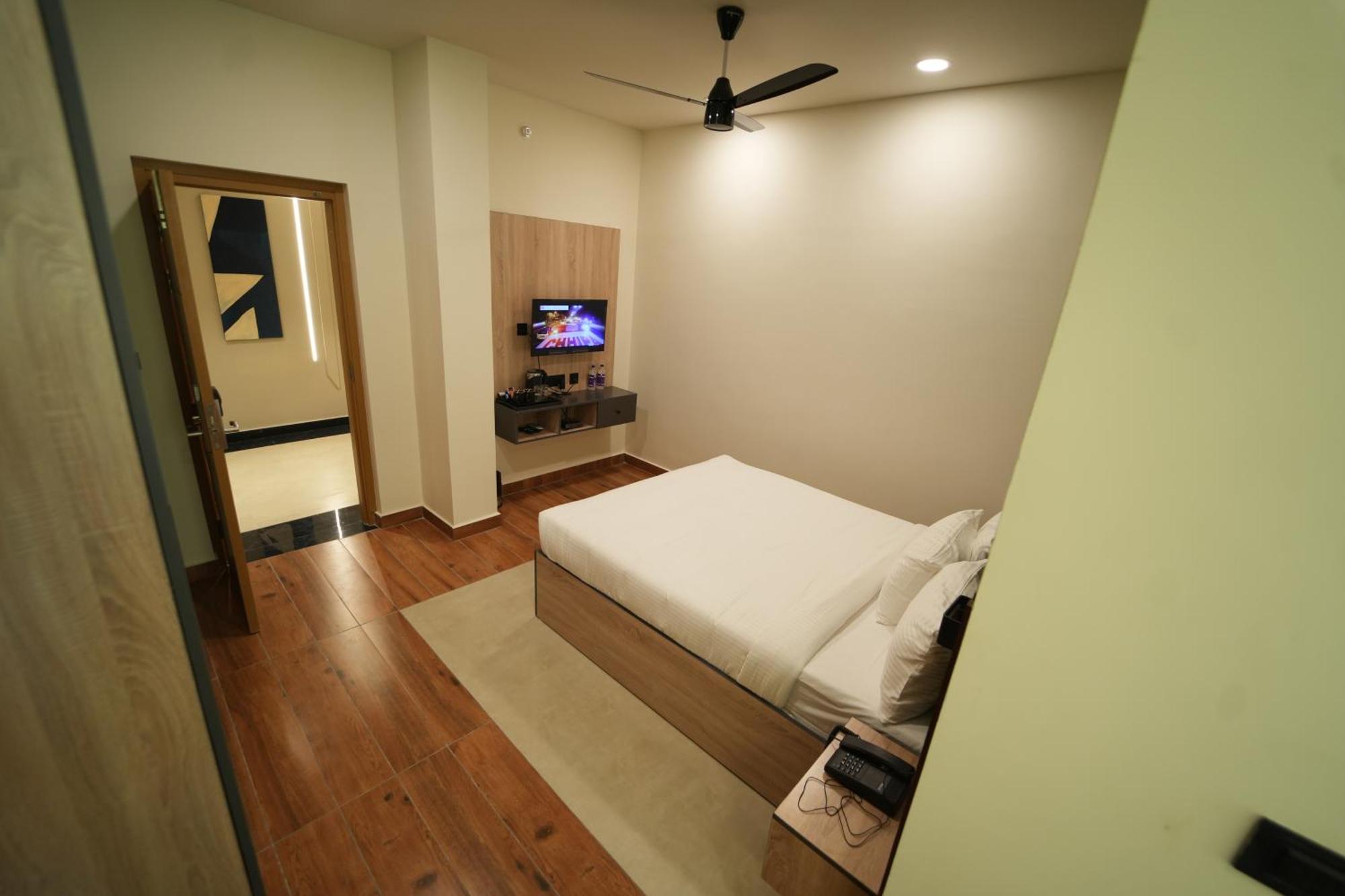 The Continental Inn & Suites Mysore Exteriör bild
