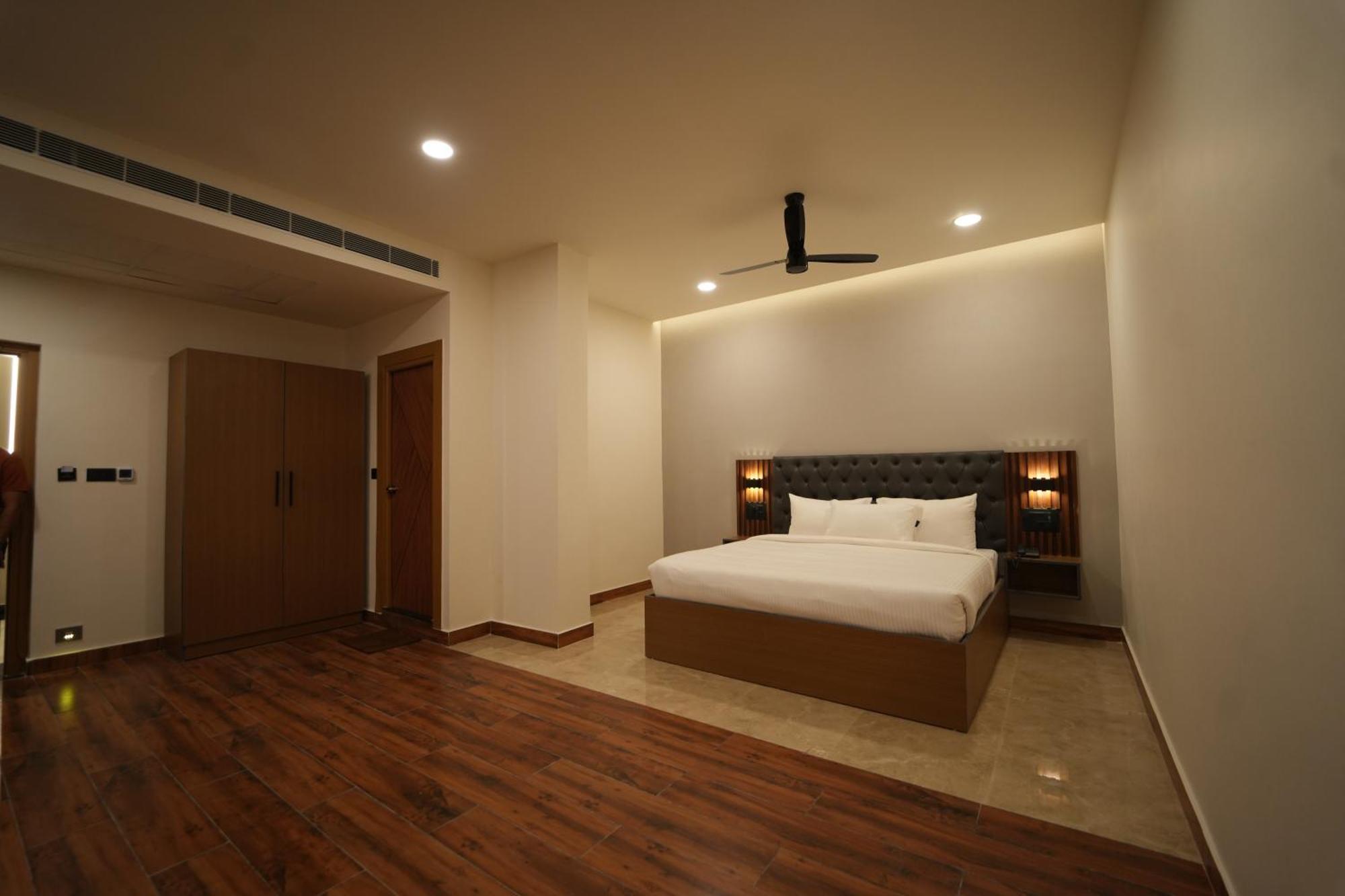 The Continental Inn & Suites Mysore Exteriör bild