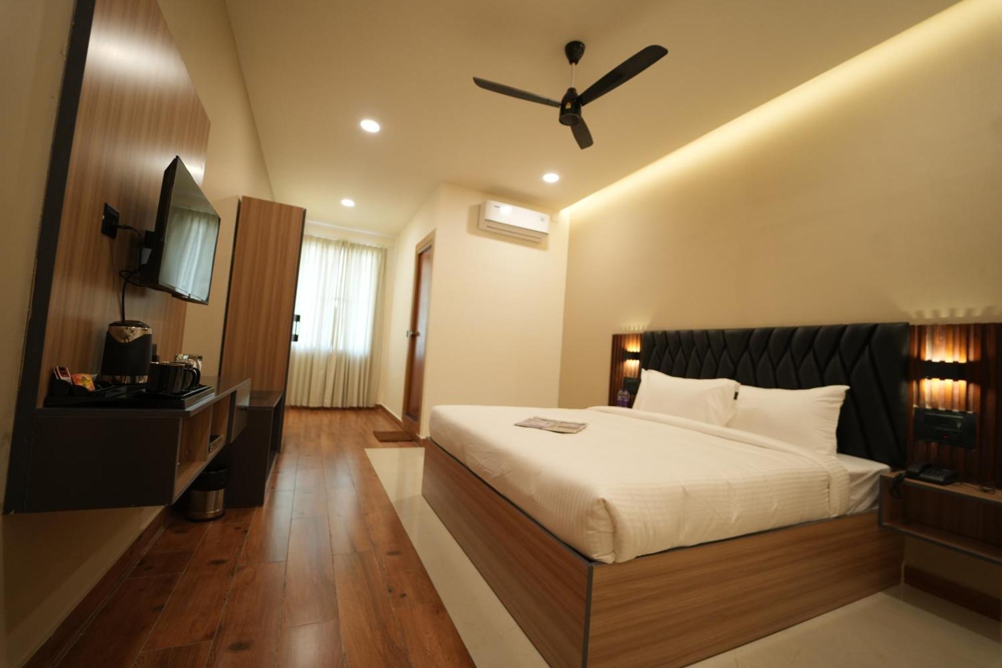 The Continental Inn & Suites Mysore Exteriör bild