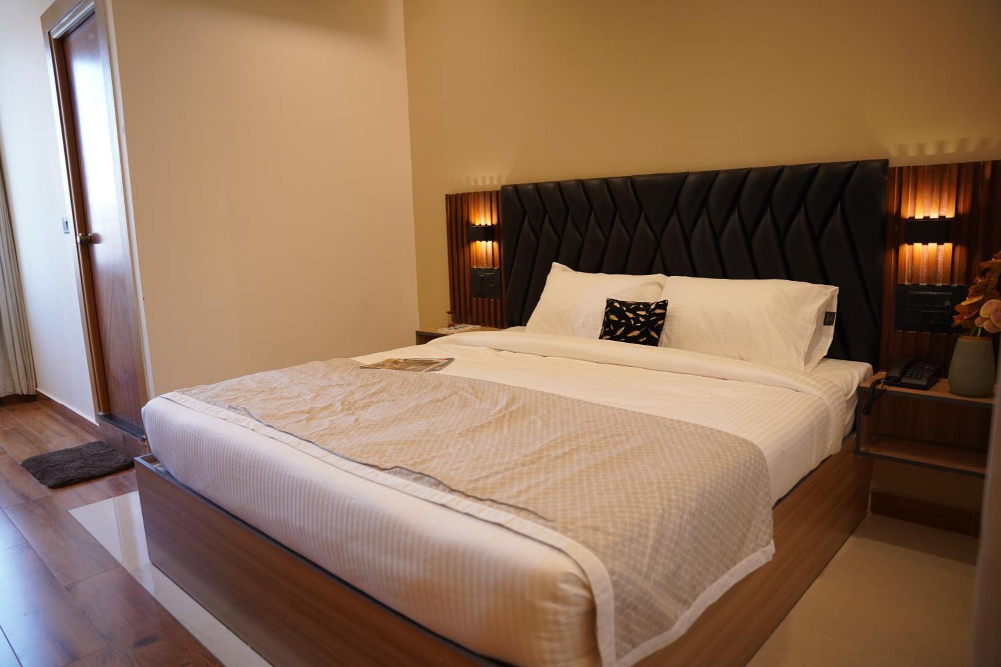 The Continental Inn & Suites Mysore Exteriör bild